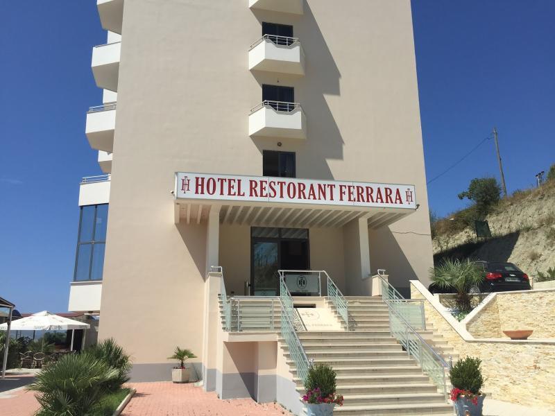 Hotel Ferrara ดูร์เรส ภายนอก รูปภาพ