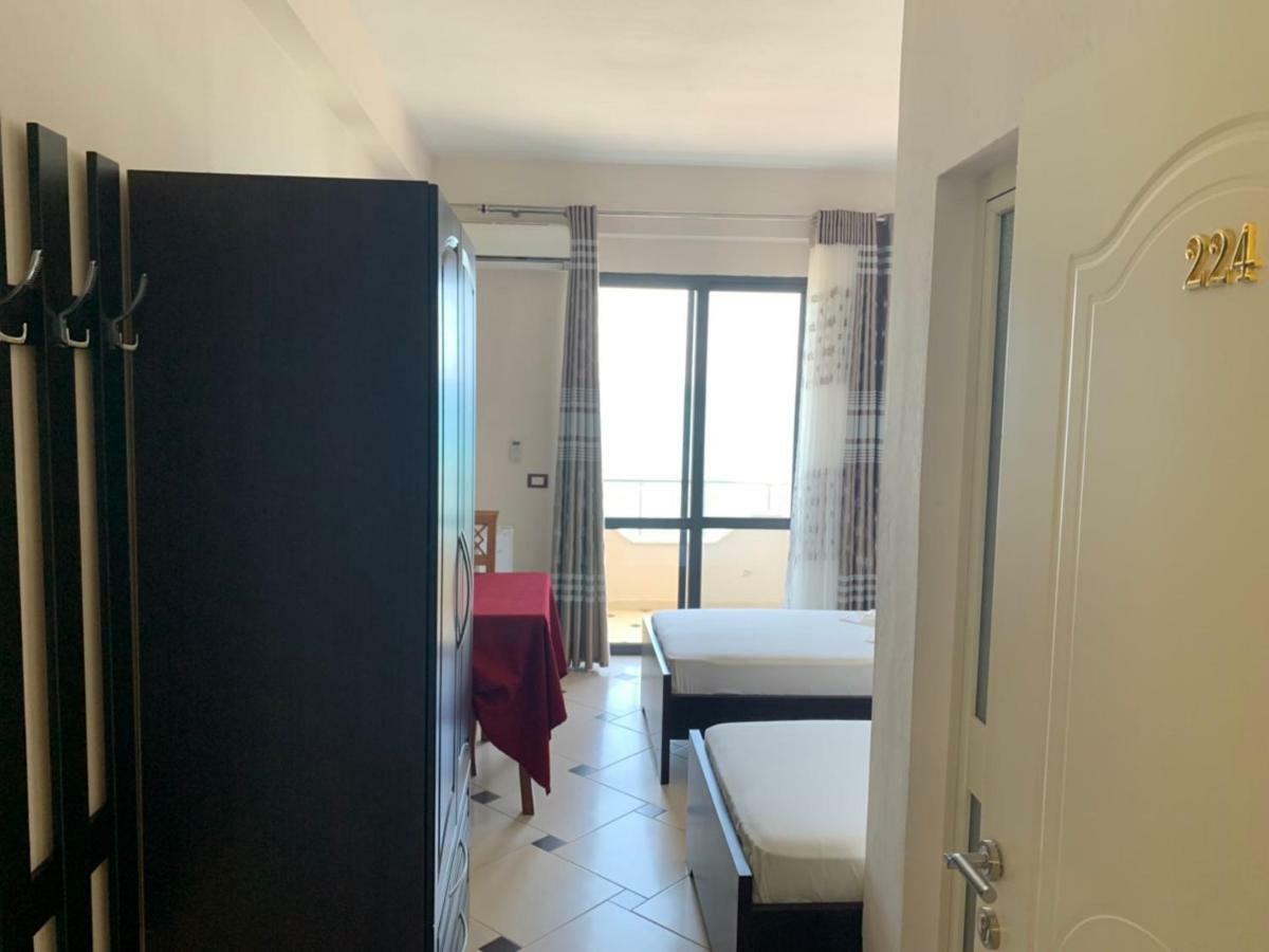 Hotel Ferrara ดูร์เรส ภายนอก รูปภาพ